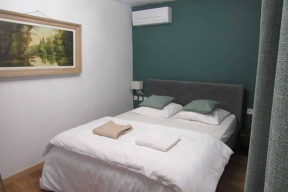Country house for 15 people with pool/garden 3 hours from Paris in Châteaumeillant, Saint-Amand-Montrond