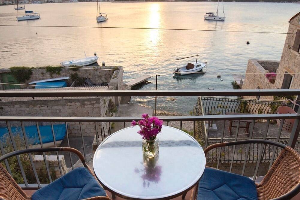 Ganze Wohnung, 1-Zimmer-Ferienwohnung am Strand Vis (A-8525-a) in Vis Stadt, Vis