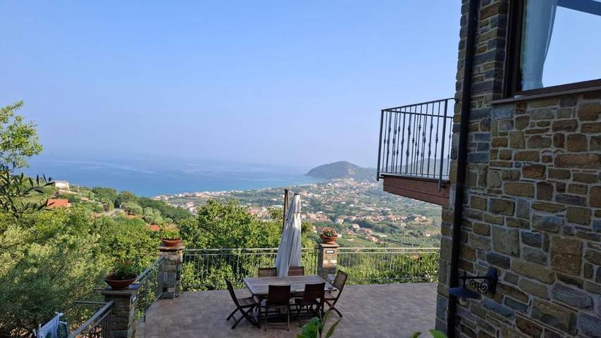 Villa per 5 persone, con balcone e panorama, adatto a famiglie con bambini a Santa Maria di Castellabate