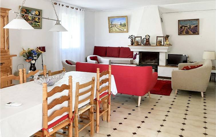 Encantador apartamento cerca de Saint-Trinit in Saint-Trinit, Parque natural regional del Mont Ventoux