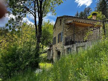 Gîte pour 6 personnes, avec jardin ainsi que vue sur le lac et terrasse à Saint-André-les-Alpes