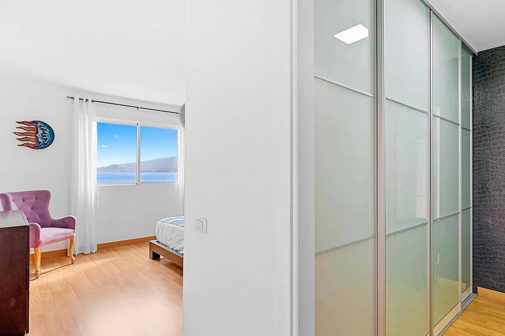 Ganze Wohnung, Frontline Beach Apartment with Terrace in Radazul Bajo, El Rosario