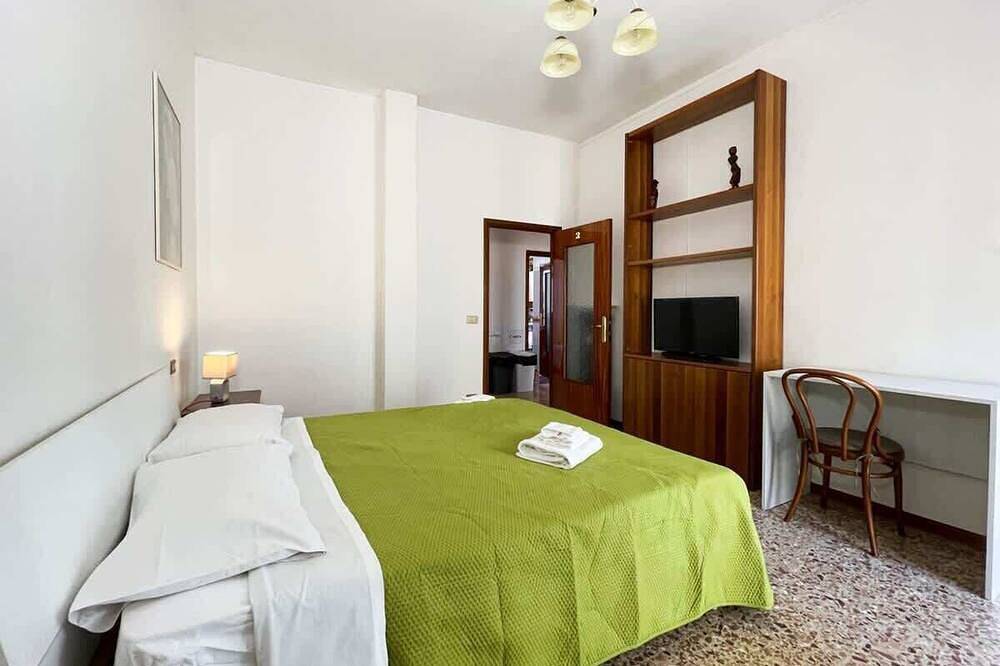 Entire apartment, Room 2 in House Gramsci - Affitti Brevi Italia in Modena, Modena Province