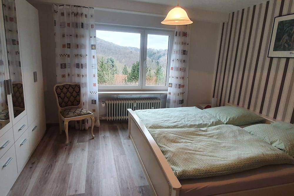 Geheel appartement, Grote niet-rokers appartement in een rustige locatie met uitzicht op het Bos in Vorstendom Waldeck-Pyrmont, Waldecker Land
