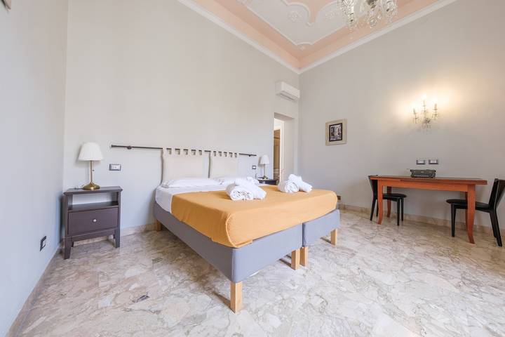 Epoque Camera '1924' con Balcone, Wi-Fi e Aria Condizionata in Messina, Provincia di Messina