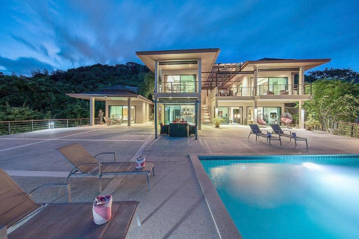 Villa pour 4 personnes, avec terrasse ainsi que piscine et vue