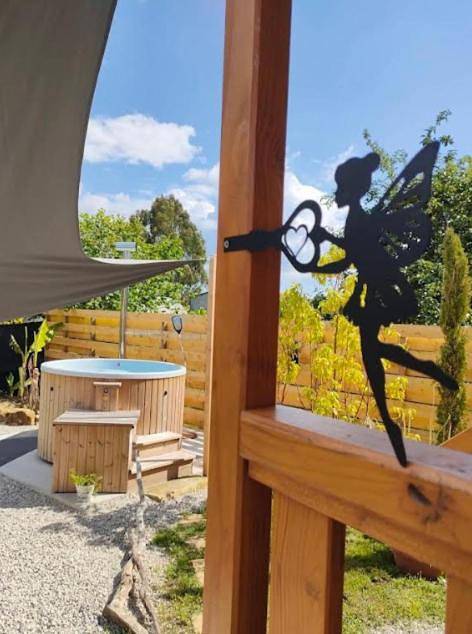 Gîte pour 2 personnes, avec Balcon et Jacuzzi ainsi que Terrasse et Jardin à Thénac (Charente-Maritime)