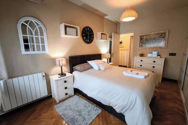 Entire apartment, Centrally located and very bright apartment 1°C in Santiago de Compostela, La Coruña Province