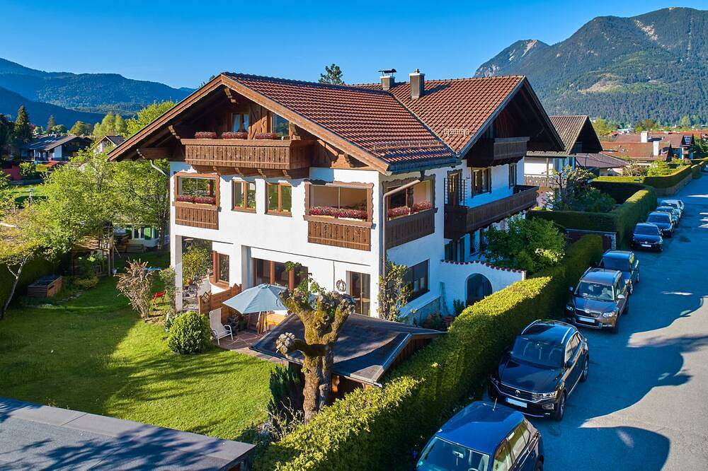 Entire apartment, Cozy 65 sqm attic apartment with open roof truss and two balconies in Garmisch-Partenkirchen, Bavarian Alps