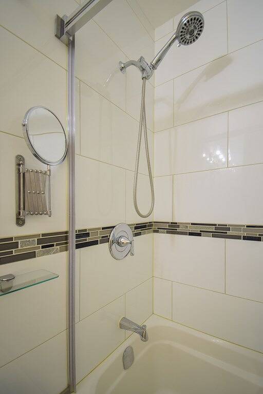 Cozy Main Floor Suite, 3bdr-5ppl, practical & great city access in Calgary, Kanadische Rocky Mountains