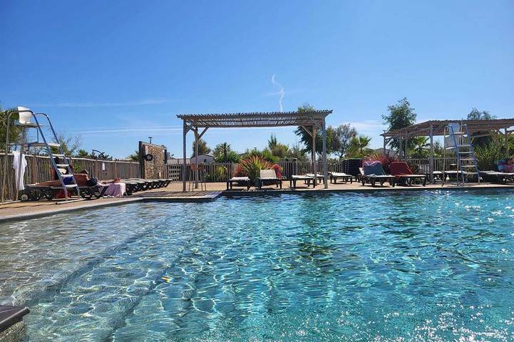 Gîte pour 6 personnes, avec terrasse et piscine