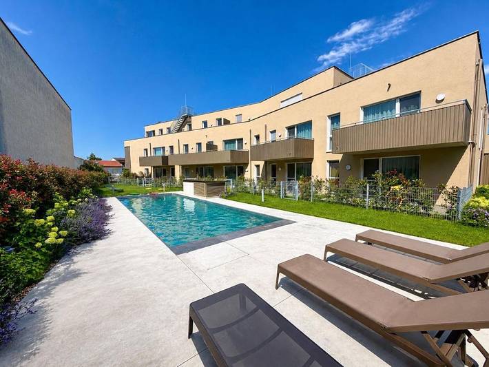 Ferienwohnung für 4 Personen, mit Balkon und Terrasse sowie Garten und Pool