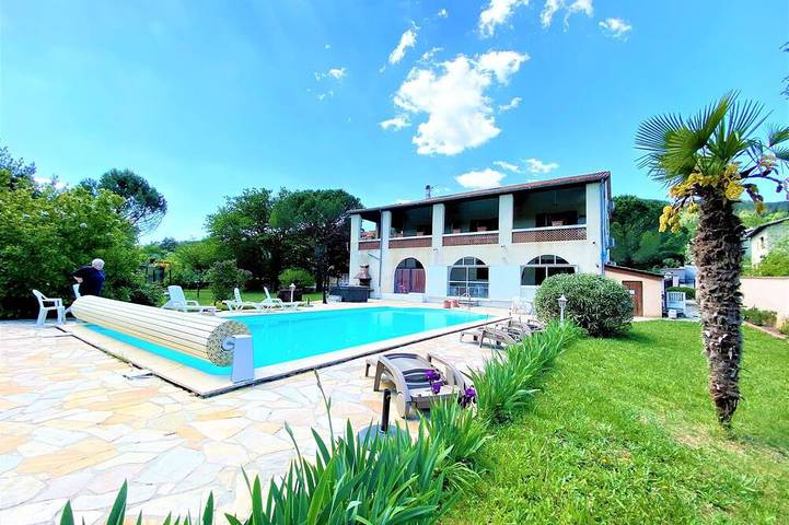 Gîte pour 6 personnes, avec piscine et jacuzzi à Mercuer