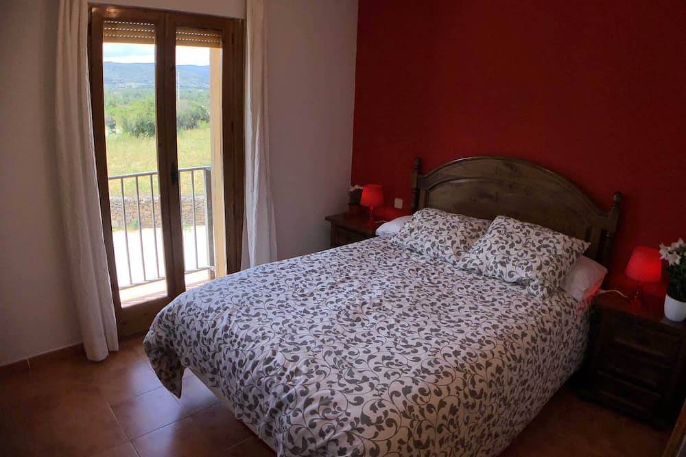 In the Orquidea House you can enjoy all the comforts of the city in Piñuécar, Madrid Province