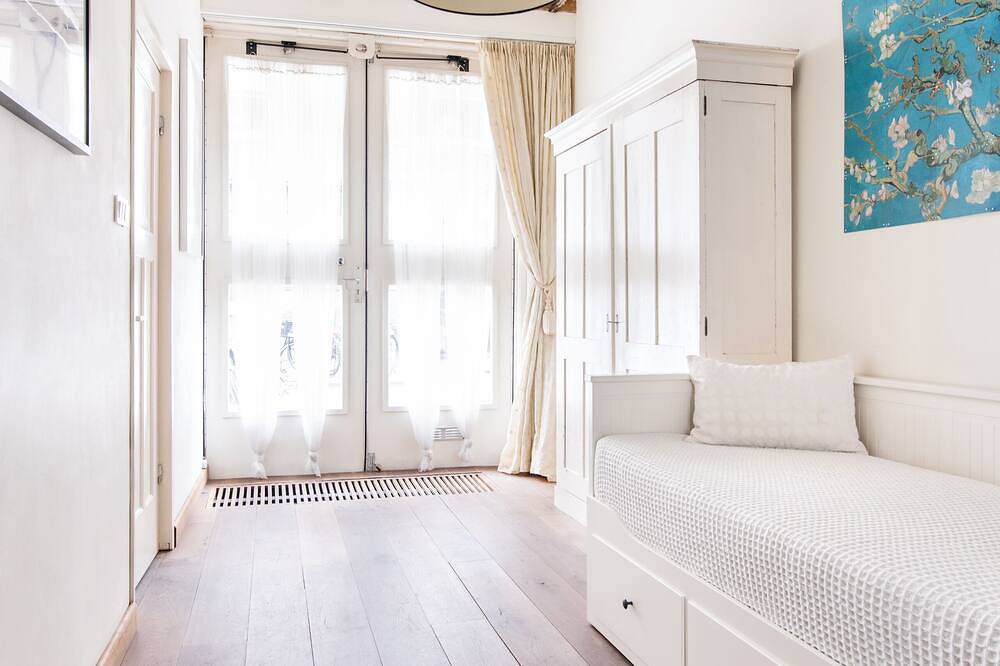 Street Level Studio Apartment in Amsterdam City Centre. in Dutch Coast