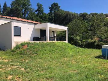 Gîte pour 6 personnes, avec terrasse et jardin ainsi que piscine et vue à Cendras