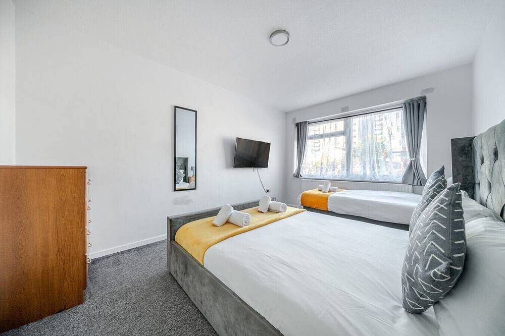 Stylish 3-bed house with garden, off-street parking & fast London access in Bexley, Londres