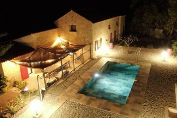 Gîte pour 12 personnes, avec terrasse ainsi que piscine et jardin à Faucon