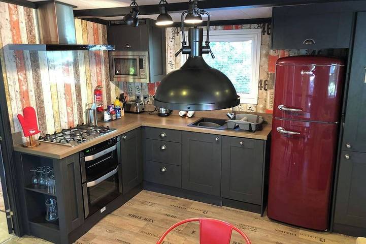 Chalet for 6 people, with garden and pool in New Forest