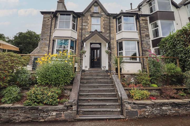 Cottage for 10 people, with garden and terrace, with pets in Betws-y-Coed