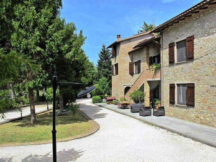 Chalet per 26 persone, con idromassaggio e giardino in Umbria