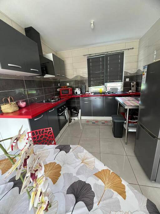 Gîte pour 2 personnes, avec terrasse ainsi que jardin et vue dans Les Makes - 4