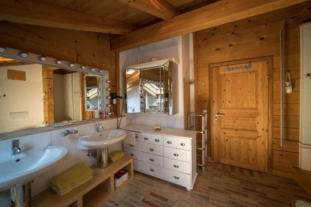 Ganze Wohnung, Apartments in a log cabin with charm, proximity to the lake, fantastic views in Seehausen am Staffelsee, Das Blaue Land