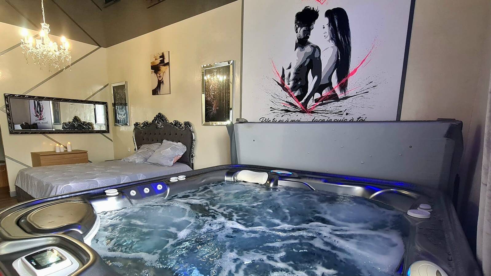 Apartment 'La Discrète Romantique' with Hot Tub, Wi-Fi and Air Conditioning