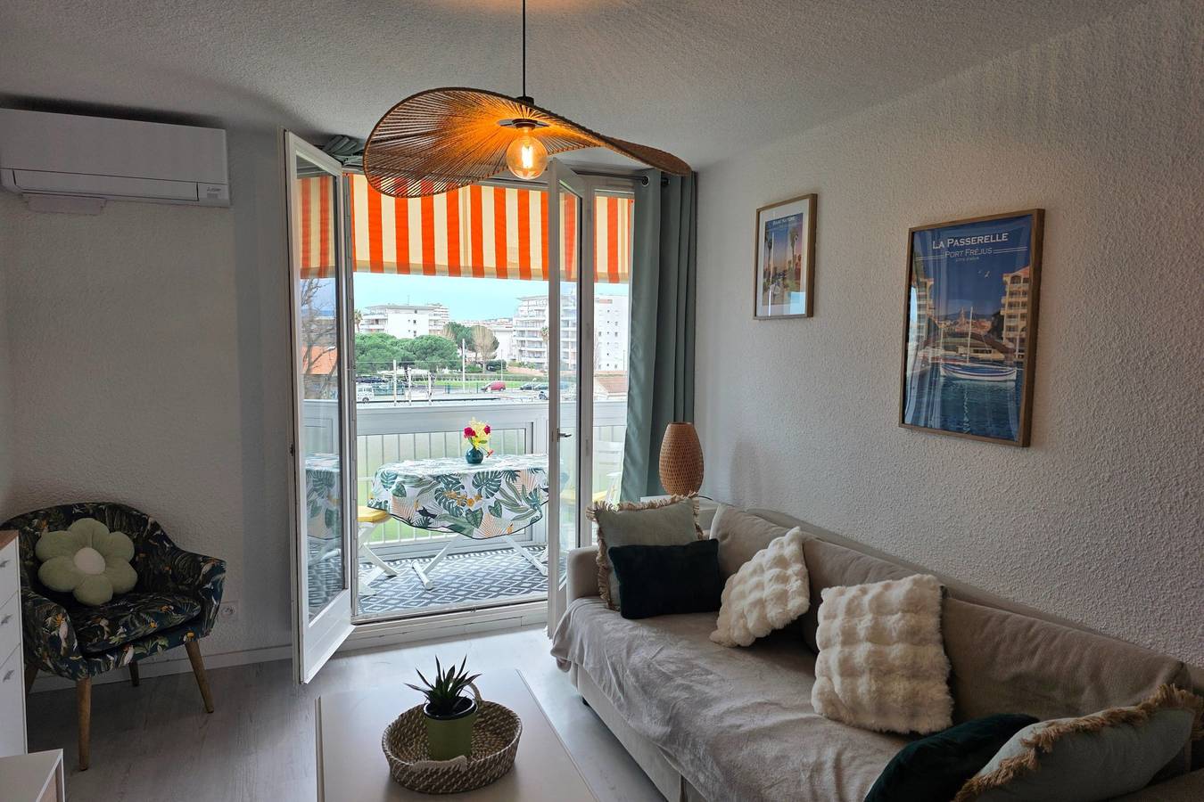 Appartement entier, Appartement avec Vue et Terrasse à fréjus in Fréjus, Côte méditerranéenne (France)