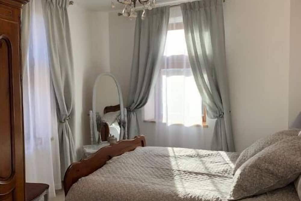 Apartamento entero, Maison du Roy -Upper Chambers .  July and August is Available! in Saint-Antonin-Noble-Val, Macizo Central
