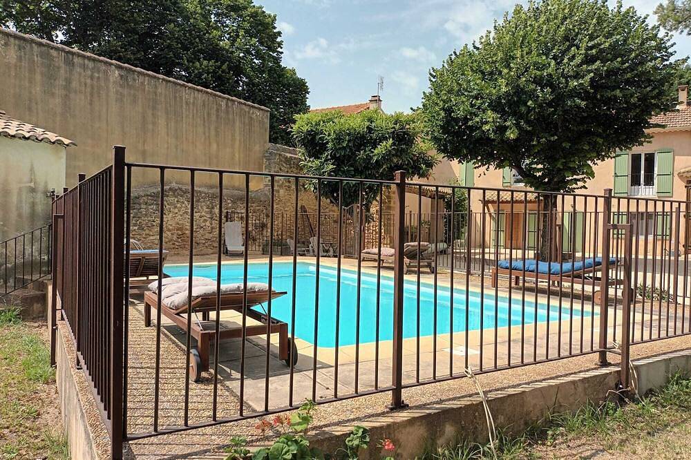 Provençal house with private pool\nlou Mas Peyrettes in Camaret-sur-Aigues, Vaucluse