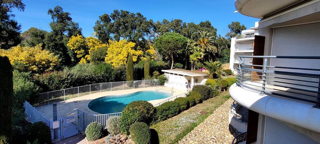 Location de vacances pour 4 personnes, avec Balcon et Piscine dans Boulouris