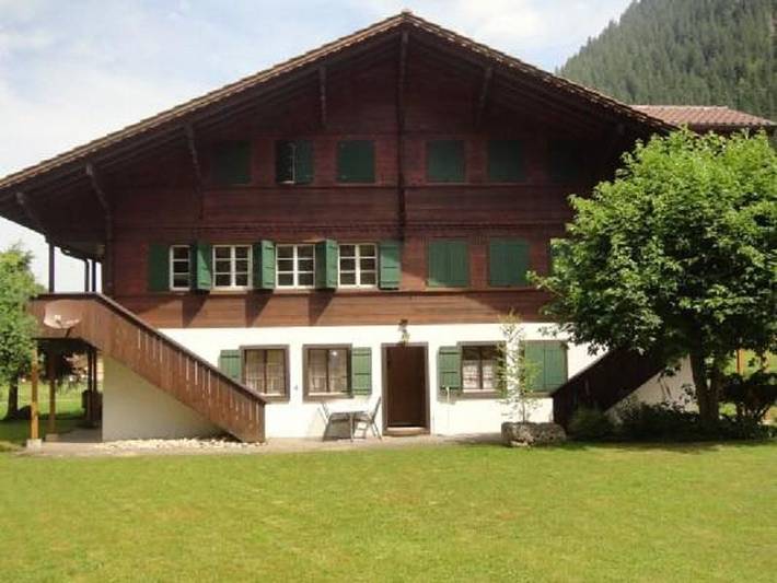 Hütte für 4 Personen, mit Garten und Terrasse in Lenk