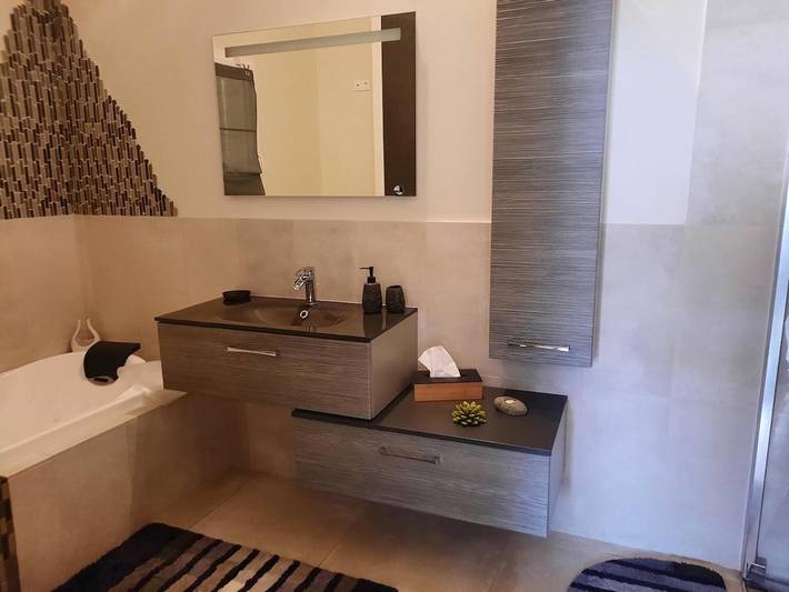 Location de vacances pour 7 personnes, avec jardin ainsi que vue et piscine à Jouques - 4