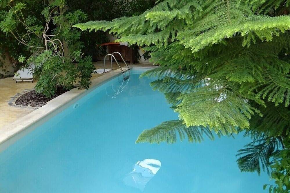 Ecolodge \"Au Fil de l'Eau\". Swimming pool in inner garden. Near Isle/Sorgue. in Lagnes, Parque natural regional del Luberon