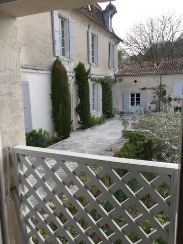 Location de vacances pour 2 personnes, avec jardin et vue ainsi que terrasse et piscine à Vanxains