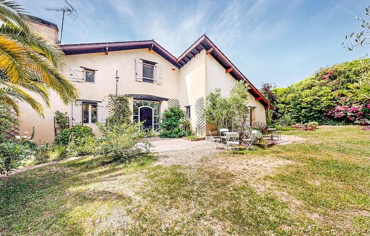 Location de vacances pour 10 personnes, avec terrasse ainsi que jardin et piscine, animaux acceptés à Ossages