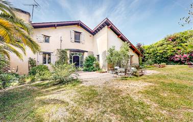 Gîte pour 10 personnes, avec jardin ainsi que terrasse et piscine, animaux acceptés à Ossages