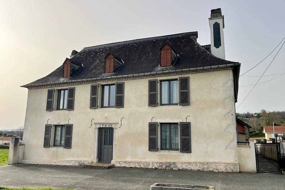 Large country house in Sauvagnon, Béarn
