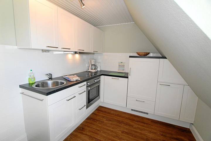 Ganze Wohnung, Stilvoll eingerichtetes Appartement im Obergeschoss mit Strandkorb im Garten in Nordfriesische Inseln (Schleswig-Holstein) (Schleswig-Holstein), Wenningstedt
