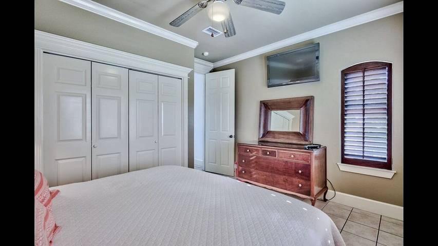 Vacation house for 22 people, with hot tub and terrace as well as pool in Miramar Beach