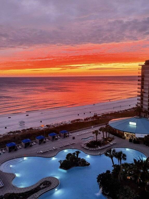 Villa for 8 people, with terrace and garden as well as pool and hot tub in Emerald Coast