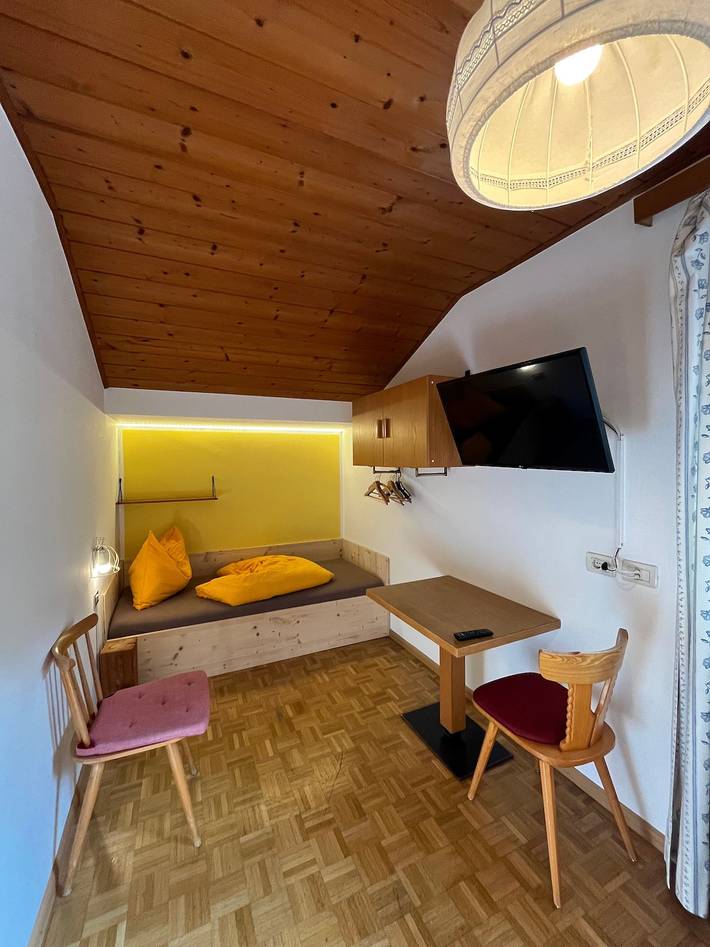 Habitación 'Residence Zirmer Individual' con vistas a la montaña, piscina y wifi in Tiosels, Castelrotto