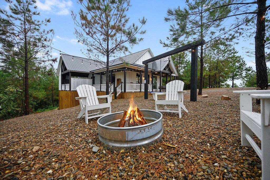 Moonrise Cabin-King Bed+Bunk Nook-Hot Tub-Swings in Broken Bow, Broken Bow Lake