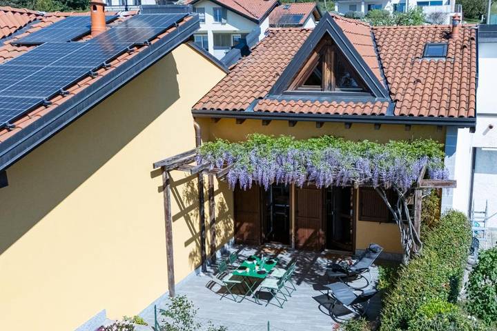 Location de vacances pour 6 personnes, avec jardin ainsi que vue et vue sur le lac à Gavirate