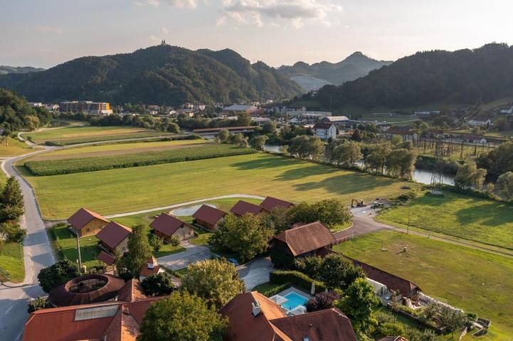 Ferienpark für 6 Personen, mit Balkon und Terrasse sowie Garten und Pool in Slowenien