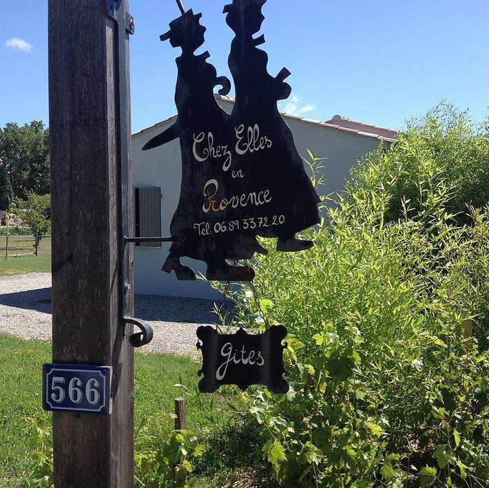 Gîte pour 6 personnes, avec jardin et terrasse ainsi que piscine et jacuzzi à Nans-les-Pins - 3