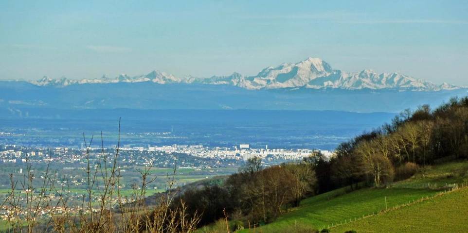 Gîte pour 2 personnes, avec jardin et terrasse à Yzeron