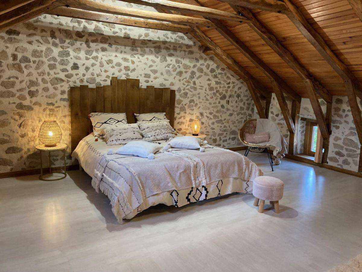 Gîte 2/4 pers, Piscine-Wifi Calme, nature in Omps, Région d'Aurillac