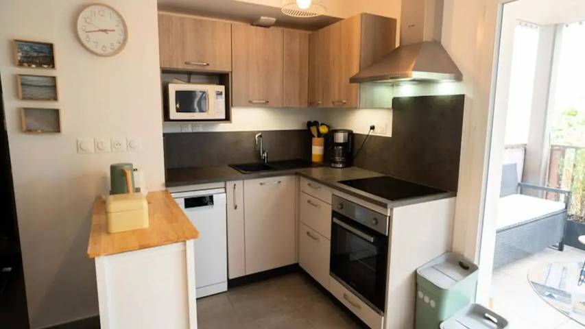 Gîte pour 5 personnes, avec Balcon ainsi que Terrasse et Piscine dans Plage de la Farinette - 3